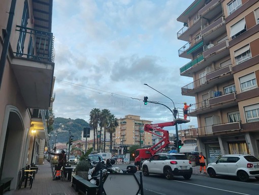 Luminarie Vallecrosia, il sindaco Perri: "Importante mantenere la tradizione della consegna dei panettoni agli anziani. Doveroso partire dalle persone" Luminarie Vallecrosia, il sindaco Perri: "Importante mantenere la tradizione della consegna dei panettoni agli anziani. Doveroso partire dalle persone"