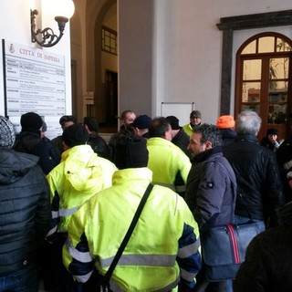 Imperia: gli ex lavoratori TraDeCo devono ancora ricevere gli arretrati, un operaio "Sono disperato, mi aiuta la Croce Rossa"