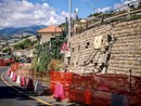 Muro lesionato da ricostruire su cui sarà addossata barriera in cemento per riaprire al traffico quel tratto di carreggiata Muro lesionato da ricostruire su cui sarà addossata barriera in cemento per riaprire al traffico quel tratto di carreggiata
