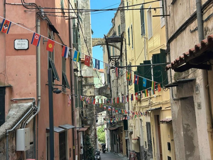 Alla Pigna i Mondiali si giocano ogni giorno: il quartiere dove le bandiere non durano un mese, ma una vita Alla Pigna i Mondiali si giocano ogni giorno: il quartiere dove le bandiere non durano un mese, ma una vita