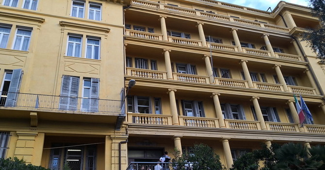 Problema della bassa pressione idrica risolto al liceo G.D. Cassini: nuova vasca installata, servizi ripristinati per studenti e personale