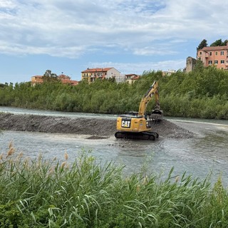 Ventimiglia, ricostruzione della passerella: ruspe in azione nel fiume Roia (Foto)