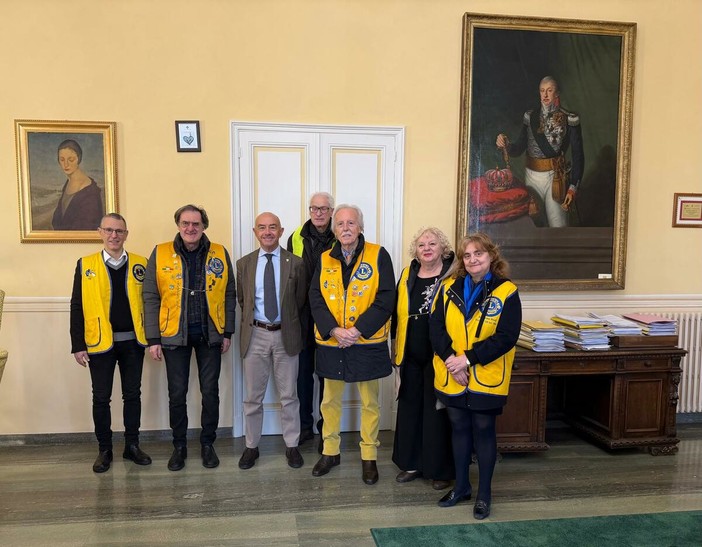 Lions Sanremo Host , consegna di un panettone della Fondazione LCIF al Sindaco Mager Lions Sanremo Host , consegna di un panettone della Fondazione LCIF al Sindaco Mager