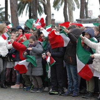Ventimiglia: le foto della manifestazione Lions per la consegna del Tricolore e della Costituzione ai bimbi delle scuole Ventimiglia: le foto della manifestazione Lions per la consegna del Tricolore e della Costituzione ai bimbi delle scuole