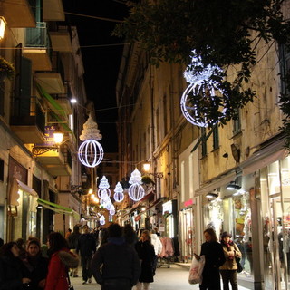 Sanremo: taglio del 25% al budget delle manifestazioni natalizie, aumento per il Tenco