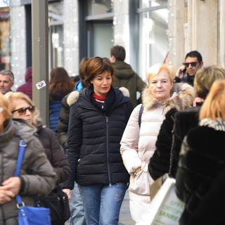 L'ex eurodeputata Lara Comi fotografata questa mattina mentre fa shopping a Sanremo (foto)