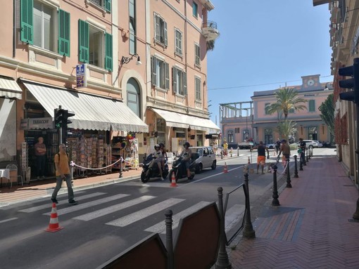 Bordighera: via Roma torna a doppio senso, iniziati i lavori disegnare la nuova segnaletica orizzontale
