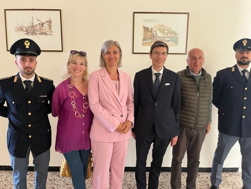 Imperia: donate due litografie alla Questura dall’Associazione Circolo Parasio Imperia: donate due litografie alla Questura dall’Associazione Circolo Parasio