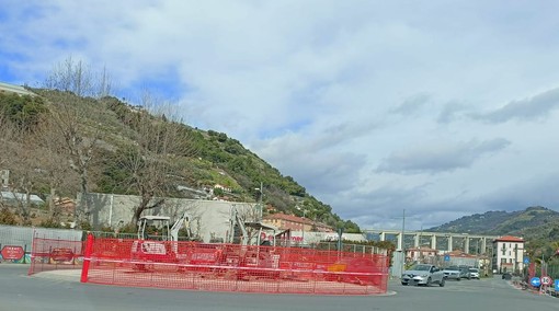 Lavori alla rotonda di Vallecrosia, Perri: "Intervento concluso in una sola giornata"