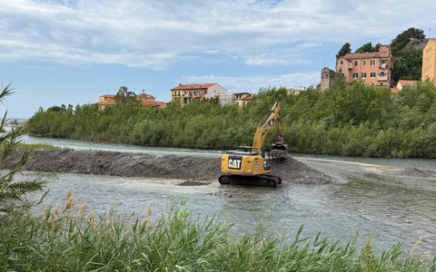 Ventimiglia, ricostruzione della passerella: ruspe in azione nel fiume Roia (Foto)