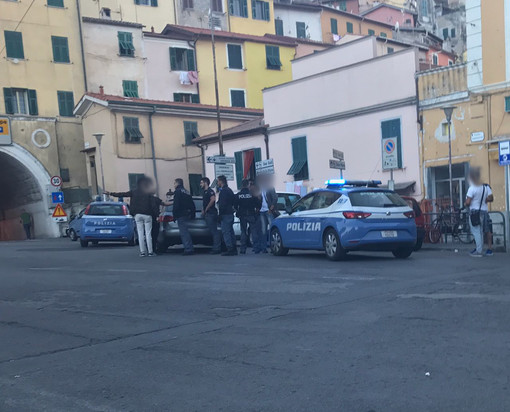 Ventimiglia: lite in piazza tra italiani, intervengono tre auto della Polizia