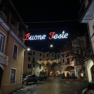 Pieve di Teco, il centro brilla con le luminarie natalizie. Il sindaco Alessandri: &quot;Non potevamo rinunciare a diffondere la speranza e la serenità&quot; (Foto)