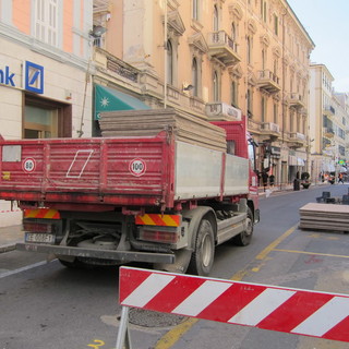 Sanremo: lavori in via Matteotti, scoperchiato per errore il 'caveau' della banca