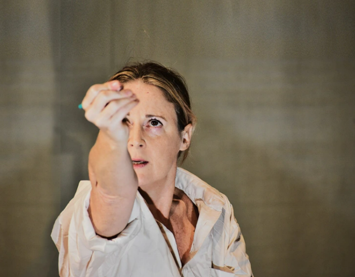 L'attrice Lisa Galantini in 'Nuda' al Théâtre des Muses di Monaco
