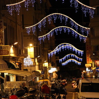 Diano Marina: anche quest'anno ci saranno le luminarie. Chiappori: "Noi tra i pochi a pagarle totalmente"