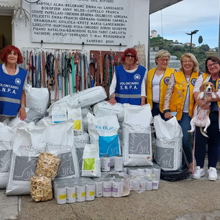 Consegnati dal Lions Club Sanremo Matutia 7 quintali di cibo, biscotti e scatolette varie al canile di via San Pietro