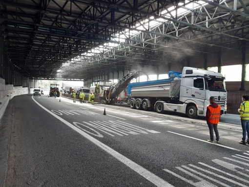 In un video crollo di calcinacci da viadotto dell'A10: sulla corsia i lavori di un cantiere In un video crollo di calcinacci da viadotto dell'A10: sulla corsia i lavori di un cantiere