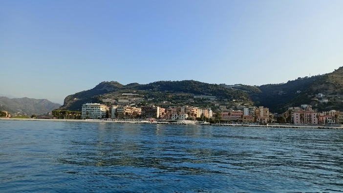 Decibel, Ventimiglia estende l'apertura dei locali fronte mare: potenziati i controlli della polizia locale