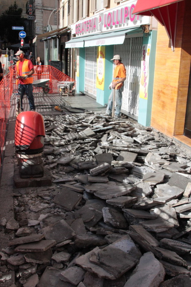 Sanremo: iniziati stamattina i lavori di rifacimento del marciapiedi di piazza Colombo Sanremo: iniziati stamattina i lavori di rifacimento del marciapiedi di piazza Colombo