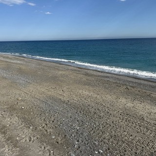 Ventimiglia si prepara per la stagione estiva, al via le operazioni di livellamento delle spiagge (Foto) Ventimiglia si prepara per la stagione estiva, al via le operazioni di livellamento delle spiagge (Foto)