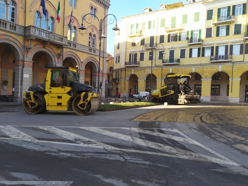 Imperia, riqualificazione del centro di Oneglia: in dirittura d'arrivo i lavori di asfaltatura di piazza Dante (Foto e video)