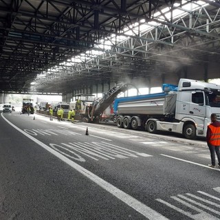 In un video crollo di calcinacci da viadotto dell'A10: sulla corsia i lavori di un cantiere In un video crollo di calcinacci da viadotto dell'A10: sulla corsia i lavori di un cantiere
