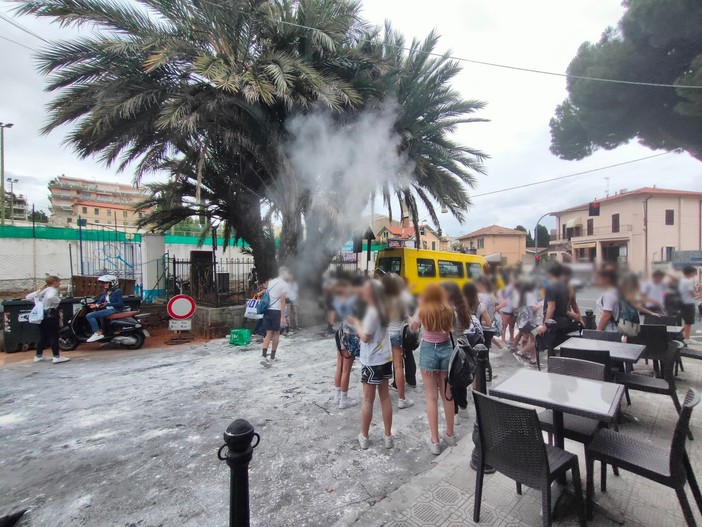 Grande festa per il fine scuola all'Ic Sanremo Ponente: lanci di farina e uova per le strade (Foto)