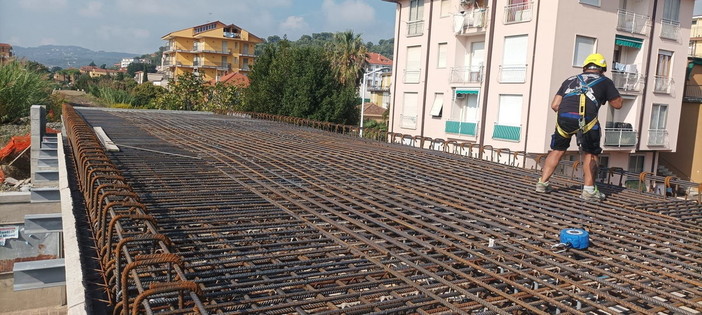 San Bartolomeo al Mare: continuano i lavori per il completamento del ponte della futura ciclabile su via Roma