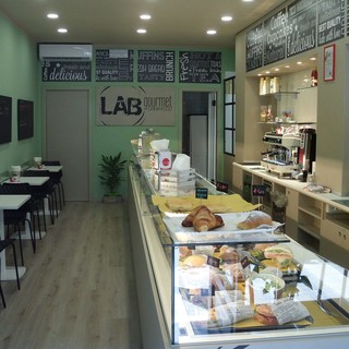 La pausa pranzo per chi lavora è sempre più “smart”, ma da Lab Gourmet è anche sfiziosa e salutista