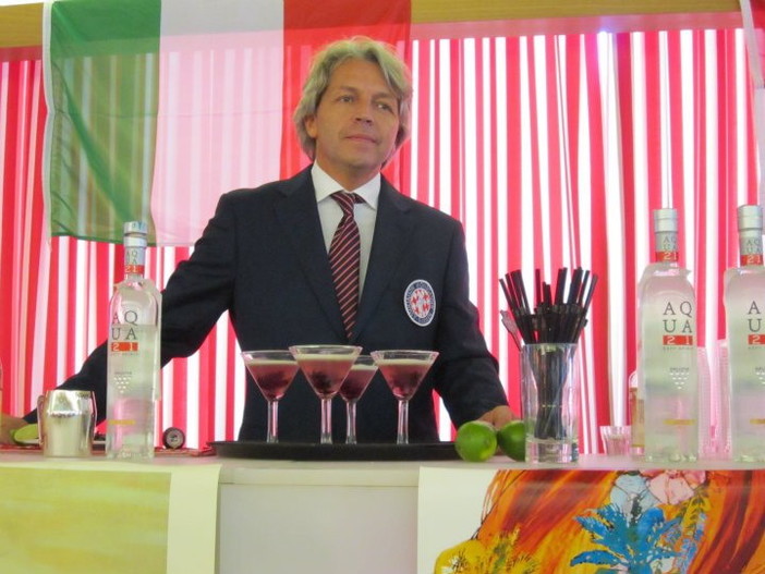 Luca durante la recente presentazione a Monaco del cocktail ideato in onore del matrimonio del principe Alberto II con Charlène Wittstock