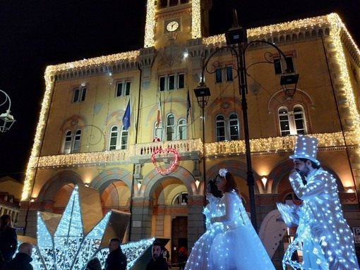 Imperia, si accendono le luminarie con un cuore dedicato alla giornata contro la violenza sulle donne (foto e video) Imperia, si accendono le luminarie con un cuore dedicato alla giornata contro la violenza sulle donne (foto e video)
