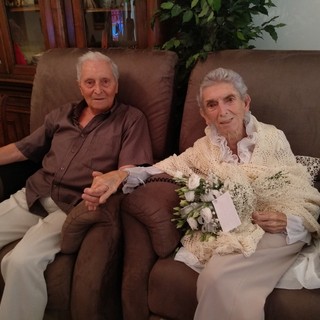 Nozze di diamante ad Imperia per Luccio e Rosanna Raineri, da 60 anni insieme mano nella mano Nozze di diamante ad Imperia per Luccio e Rosanna Raineri, da 60 anni insieme mano nella mano