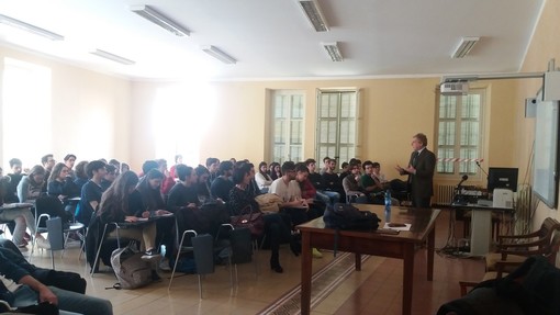 Sanremo: le quinte del Liceo Cassini hanno partecipato ad un incontro con il prof Claudio Bartocci Sanremo: le quinte del Liceo Cassini hanno partecipato ad un incontro con il prof Claudio Bartocci