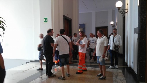Imperia: sorpresa in Consiglio Comunale. Ritirata la pratica per il pagamento dei lavoratori ex Tradeco. Proteste in aula Imperia: sorpresa in Consiglio Comunale. Ritirata la pratica per il pagamento dei lavoratori ex Tradeco. Proteste in aula