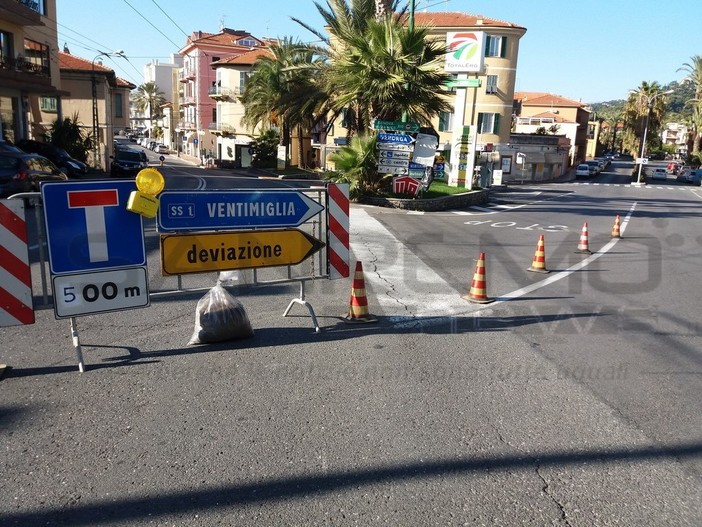 Bordighera: chiuso al traffico il centro città per i lavori sul ponte rio Borghetto e l’asfaltatura dell’Aurelia Bordighera: chiuso al traffico il centro città per i lavori sul ponte rio Borghetto e l’asfaltatura dell’Aurelia