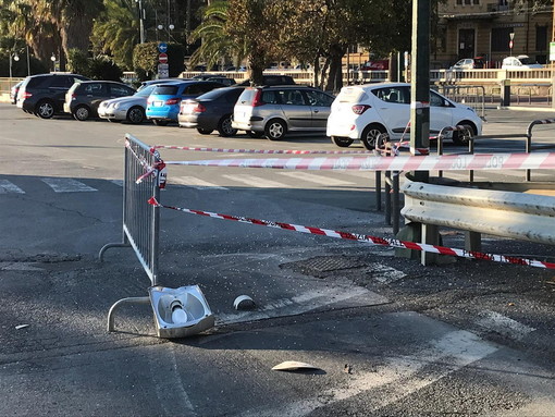 Sanremo: parte di un lampione si stacca e cade sull'asfalto, delimitata l'area dalla Polizia Municipale (Foto)
