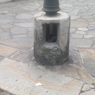 Imperia: lampioni alla Spianata senza sportello di copertura dei cavi elettrici. Zagarella: "Nessun rischio" Imperia: lampioni alla Spianata senza sportello di copertura dei cavi elettrici. Zagarella: "Nessun rischio"