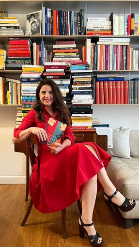 Lucia Esposito, giornalista e autrice del romanzo Sorelle Spaiate Lucia Esposito, giornalista e autrice del romanzo Sorelle Spaiate