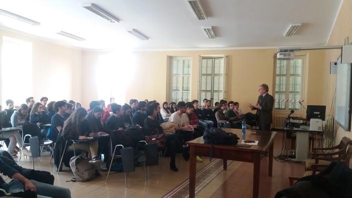 Sanremo: le quinte del Liceo Cassini hanno partecipato ad un incontro con il prof Claudio Bartocci Sanremo: le quinte del Liceo Cassini hanno partecipato ad un incontro con il prof Claudio Bartocci