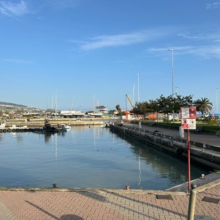 Taggia, intervento urgente in darsena: nuova barriera antinquinamento e materiali per la sicurezza ambientale