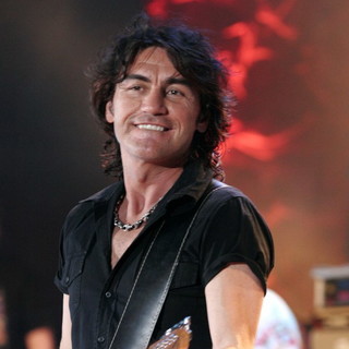 Festival: sorpresa di Luciano Ligabue, sarà sul palco domani sera con un omaggio a De Andrè. L'annuncio in diretta di Fabio Fazio dopo una telefonata