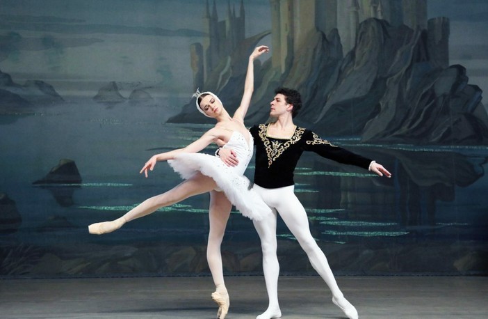 Spettacolo d Balletto 'Il Lago dei Cigni' al Palais Nikaïa di Nizza