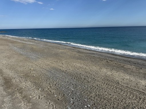 Ventimiglia si prepara per la stagione estiva, al via le operazioni di livellamento delle spiagge (Foto)