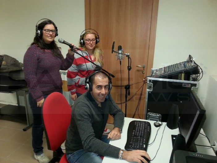Simona Della Croce ed il professor Fabrizio Prisco in un momento del laboratorio di giornalismo Simona Della Croce ed il professor Fabrizio Prisco in un momento del laboratorio di giornalismo
