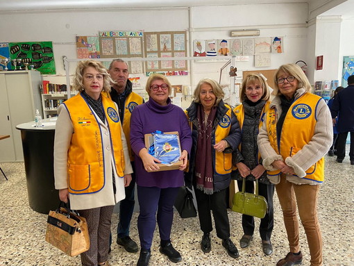 ‘Come riciclare la carta’, Lions Club Sanremo Matutia dona un Kit Mastro Cartaio alla scuola primaria Rubino