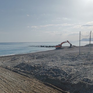 Vallecrosia al Mare, continua la riqualificazione del litorale. Perri: "Il nostro obiettivo è avere spiagge pronte tutto l’anno" (Foto)