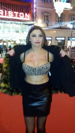 L'icona sexy Lisa Torrisi è qui a Sanremo... difficile non notarla