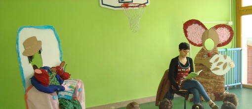 Sanremo: gli alunni della Scuola Primaria Dani Scaini e i piccoli di cinque anni di Villa Meglia hanno incontrato la scrittrice sanremese Melania D’Alessandro, autrice di “Sogni di Carta”