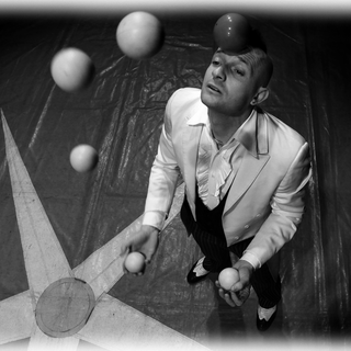 Sanremo: spettacolo tra giocoleria ed acrobatica stasera con Mister David al Ristorante Corallina