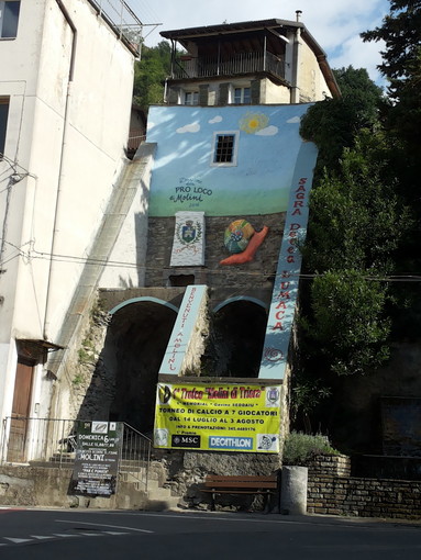 Molini di Triora: l'amministrazione comunale ringrazia per la donazione del murales restaurato all'ingresso del paese